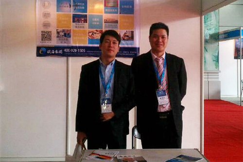 上海欣海报关有限公司大客户部经理虞志岳（右）和彭亮（左）在欣海展位前热情接待来自各界的朋友。