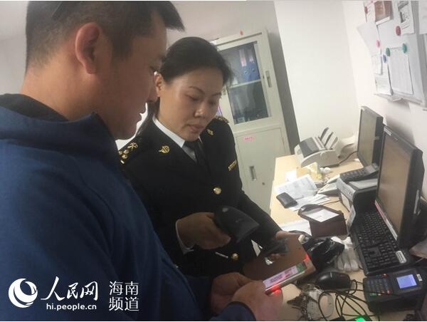 “随着我省旅游业持续高位运转,近几年海南空港旅检监管压力越来越大,我们希望可以充分运用‘互联网+’,不断提升旅客通关效率。”海口海关工作人员介绍。今年以来,海口海关不断完善现场监管设施配备,确保X光机、视频监控系统、执法记录仪等全天候正常运转;优化旅客通关路线、通道布局设置,在保证监管到位的前提下不断提升旅客通关效率,为旅客营造良好的通关环境。据海口海关统计,1-10月海关监管海南口岸进出境旅客98.