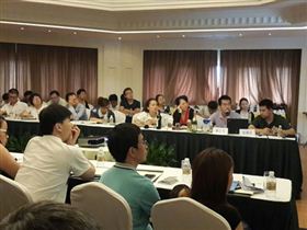 会议首先由上海瀚而普国际贸易有限公司孙江春总经理致欢迎词。随后，本次沙龙的三名讲师隆重登场，他们精心准备大量专业课程，从各自的领域作专业剖析。第一个上台的是来自上海商检局食品科的沈老师，他为大家分享了《进口预包装酒分类介绍与检验检疫实务指导》，从酒的分类，酒的文化，报检时应注意的事项等方面做了生动详尽的介绍。接着，上海商检局食品科的谢老师畅谈《进口乳制品相关规定与应用》，向来宾重点介绍了乳制品报检时的应注意的事项及需要提供的资料等专业而细致的内容。最后，由欣海报关优秀归类师吴瑕作了《进口食品类商品归类解析》， 就葡萄酒、奶粉的特殊归类及注意事项进行了解析。