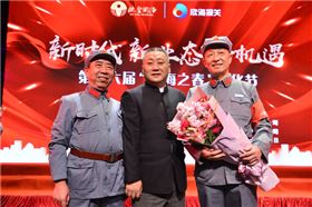 (文化节总导演、欣海总经理周昕(左二)与拂晓剧团演员、欧坚名誉董事长陈淮春(左三)合影)(图十三) (文化节总导演、欣海总经理周昕(左二)与拂晓剧团演员、欧坚名誉董事长陈淮春(左三)合影)(图十三)