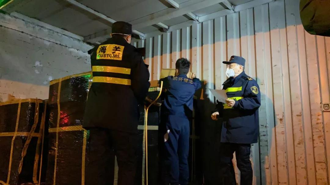 个人口罩清关_戴口罩的卡通图片